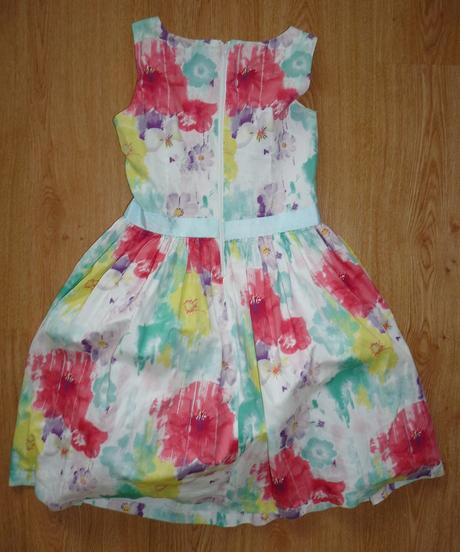 Kvetove so sirokou suknou, 146