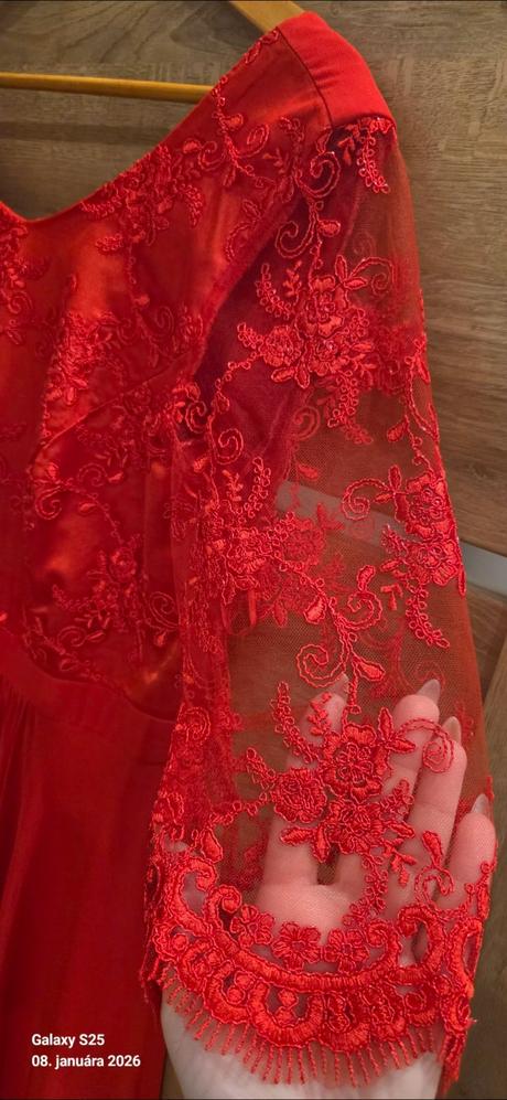 Červené šaty, 44