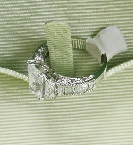 Dámsky prsteň s kryštálmi, 