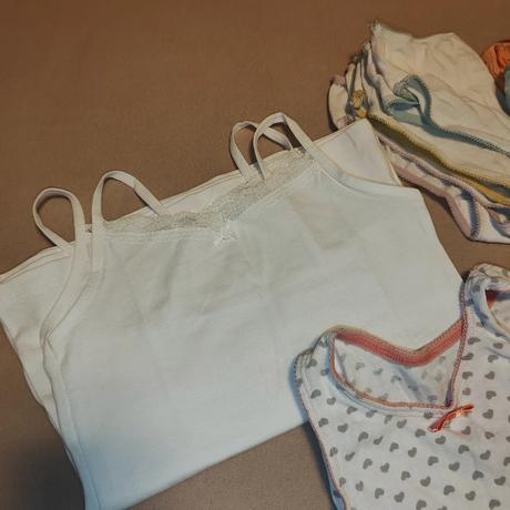 2x nove tielko, 1x použité, 9x nohavičky, 6x ponož, 104