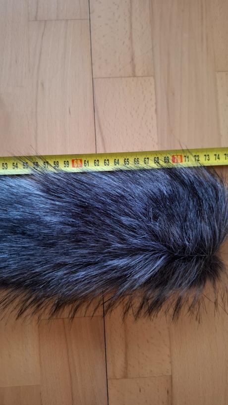 Mohutny kozusinovy golier, 