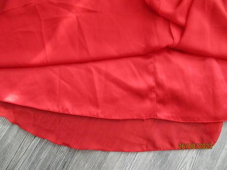 Červené šaty, 42