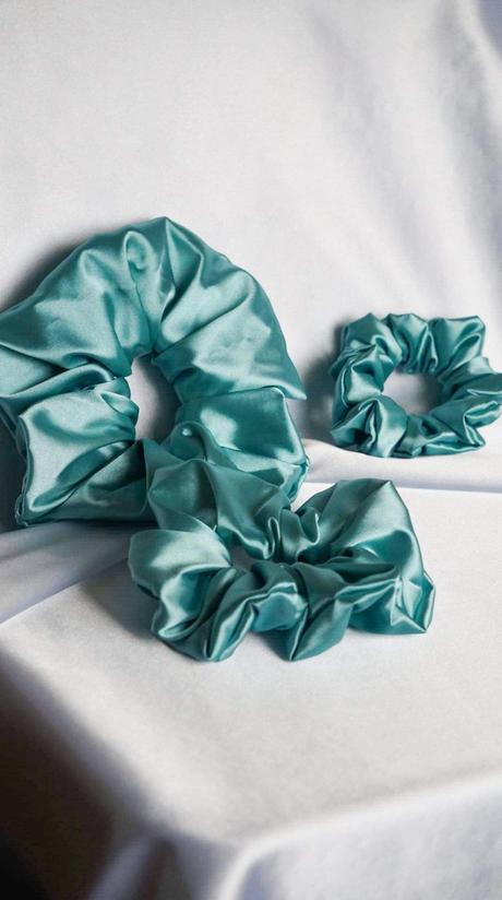Saténová gumička scrunchie pistáciová, 