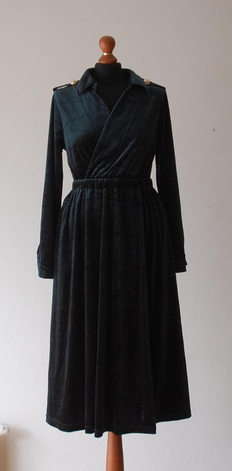 Elegantné smaragdovo zelené zamatové šaty, timeout,m