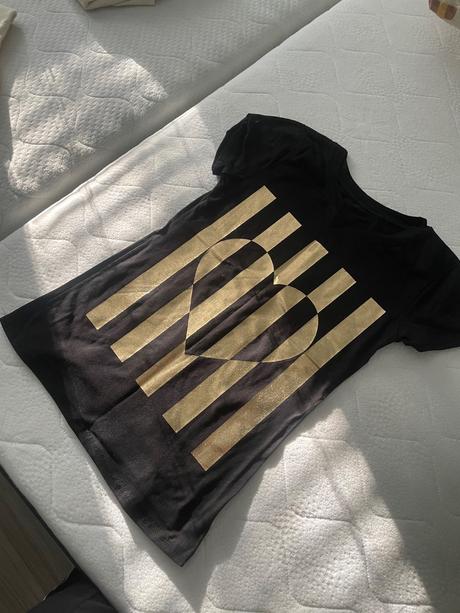 Tričko so zlatou potlačou, s