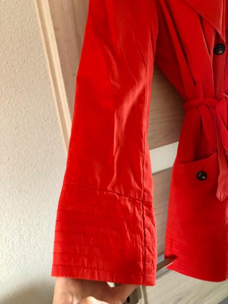 Červený tenký kabát, m