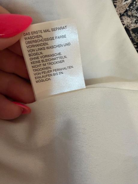 Elegantné šaty fransa s drapovaným výstrihom, l