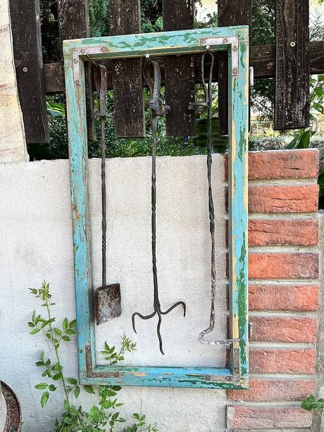 Starý drevený okenný rám, 