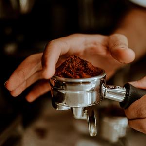 Môžem presypať kávu z balenia do dózy?