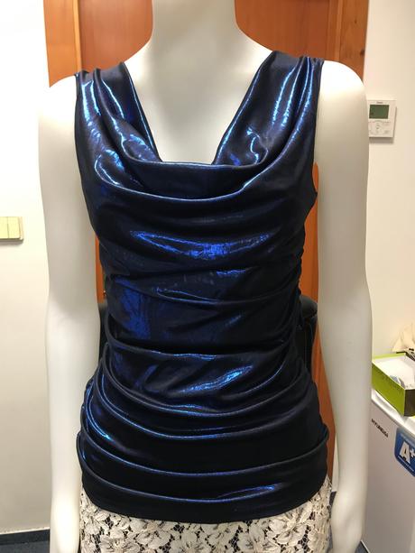 Metalické modré tričko s padavým výstrihom, 32/34, bonprix,34