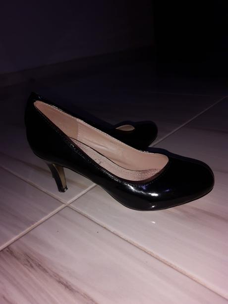 Čierne lodičky, 36