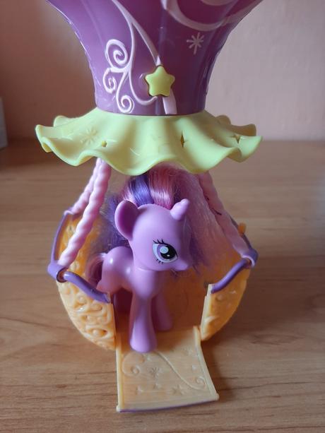 Balón s hudbou, lampička,