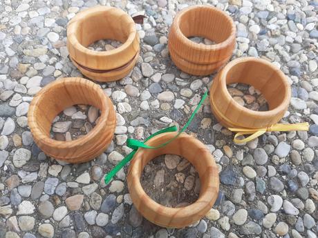 Zľava. drevené krúžka na obrúsky.,