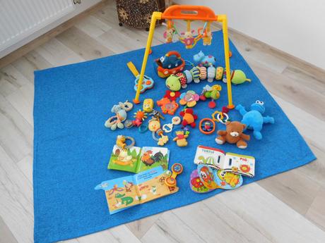 Deka modrá nová + hrkálky,