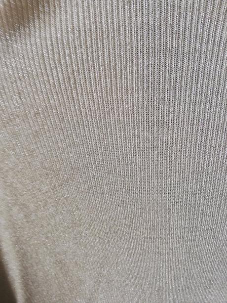 Svetrik s lesklou nitkou, l