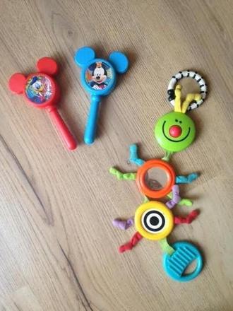 Hračky hrkalky disney a husenica fisher price.,