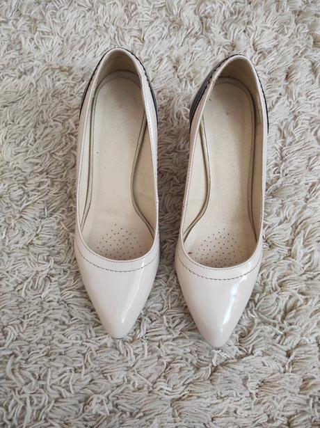 Béžové lesklé lodičky s čiernym pásikom, 38