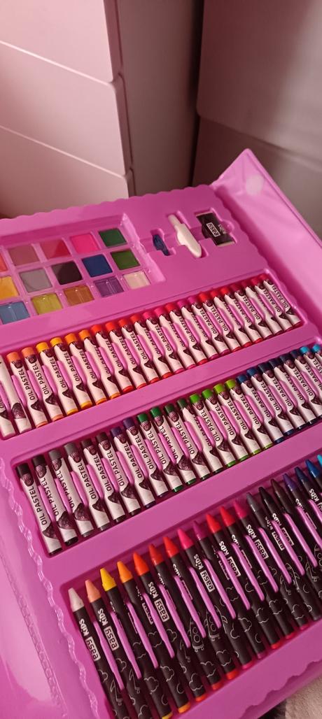 Obrovský kufrík s množstvom farbičiek,fixiek,