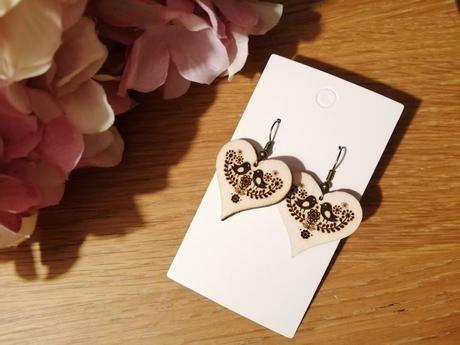 Drevené gravírované náušnice s folklórnym motívom,