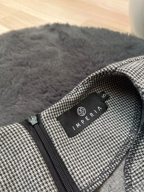 Imperia šedo-čierne krátke šaty s 3/4 rukávom, s