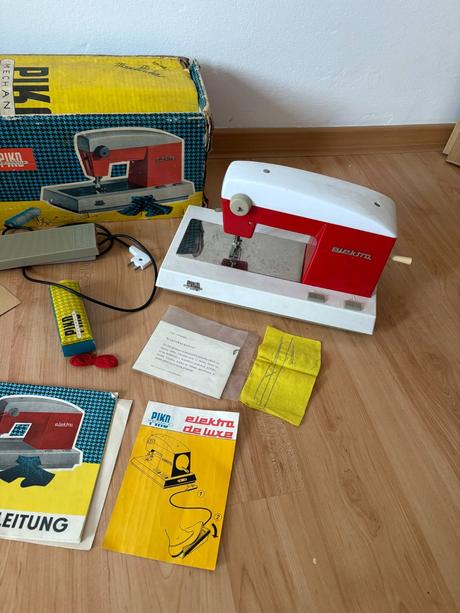Starý retro detský šijací stroj - piko, 