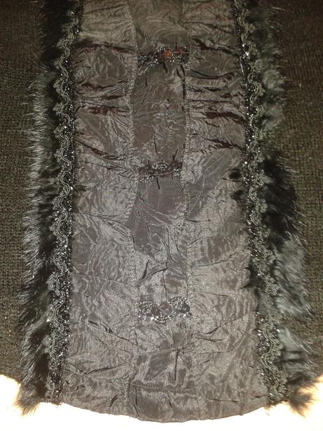 Cierny sveter s flitrami a kozusinkou, s