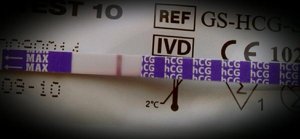 O dva dni mám dostať menzes. Vidíte slabú čiarku na teste?