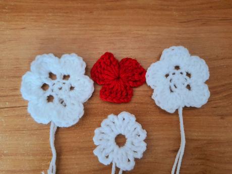 Háčkovane kvietky a srdiečka, 