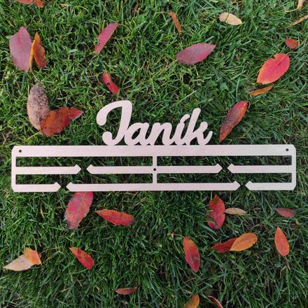 Vešiak na medaily s menom, 