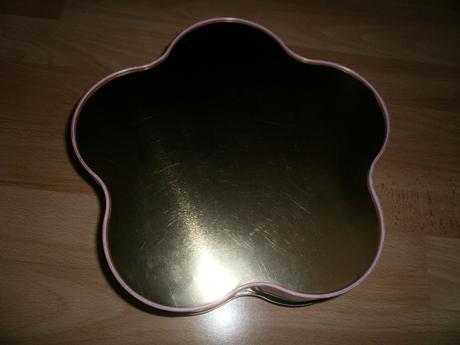 Plechová krabica v tvare kvetu,