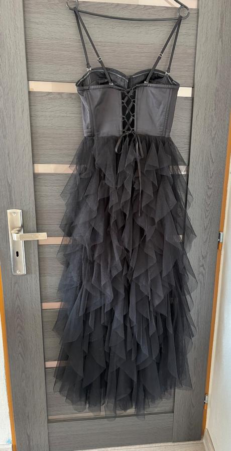 Čierne volánové šaty, l
