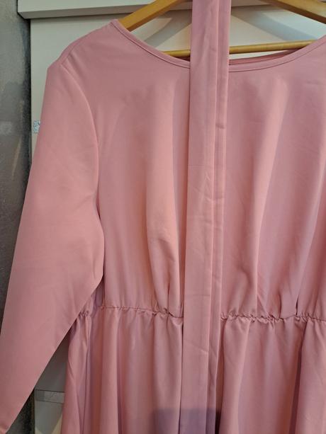 Ružové šaty, 48