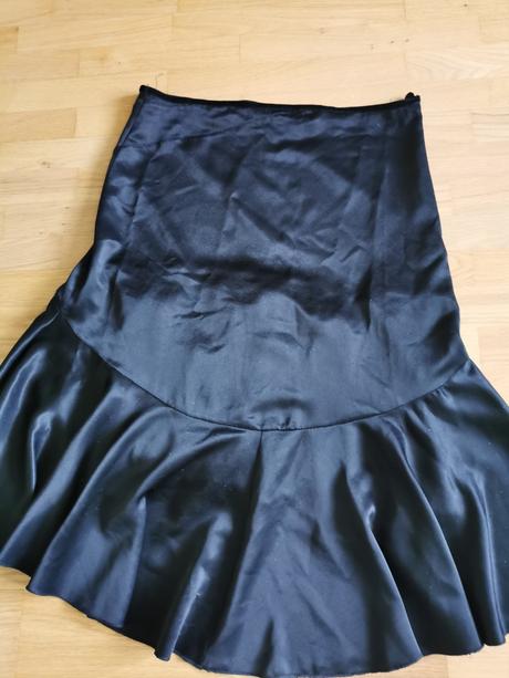 Čierna saténová sukňa, 40