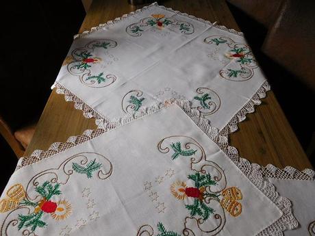 Ručne vyšívaný set vianočných obrusov obrusy a štó, 