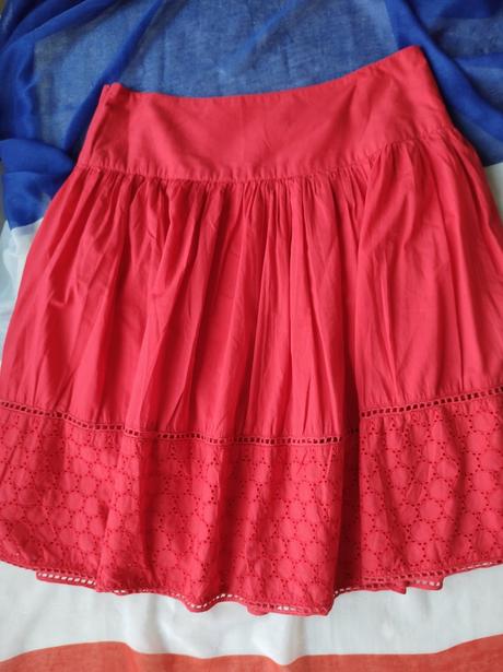 Červená sukňa s výšivkou, orsay,m