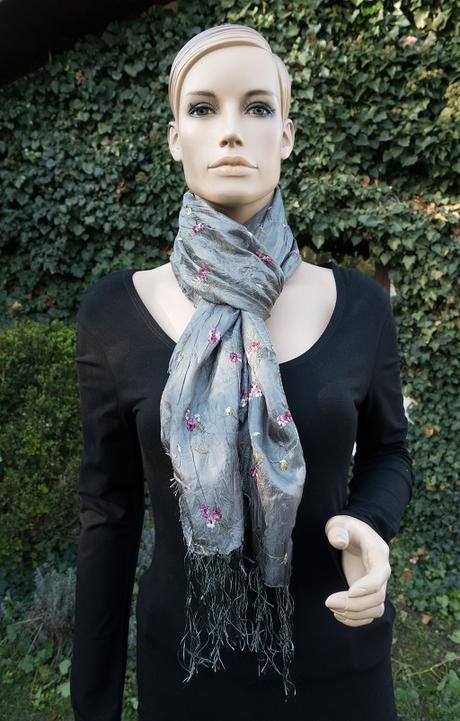 Antracitová vyšívaná šatka, l