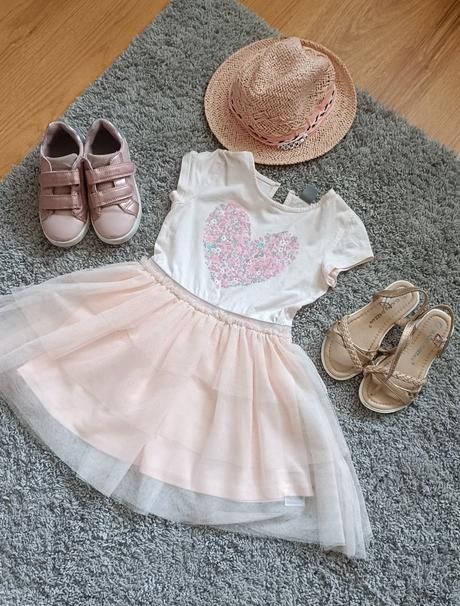 Komplet šaty + klobúk + ( tenisky alebo sandále), 104–116