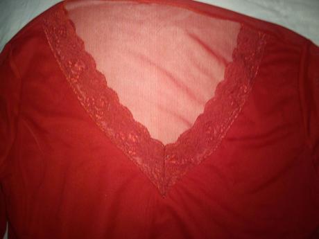 Červené priesvitné tričko, 158