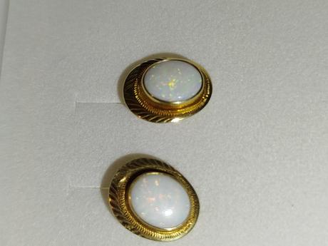 Zlaté náušnice s opalom,