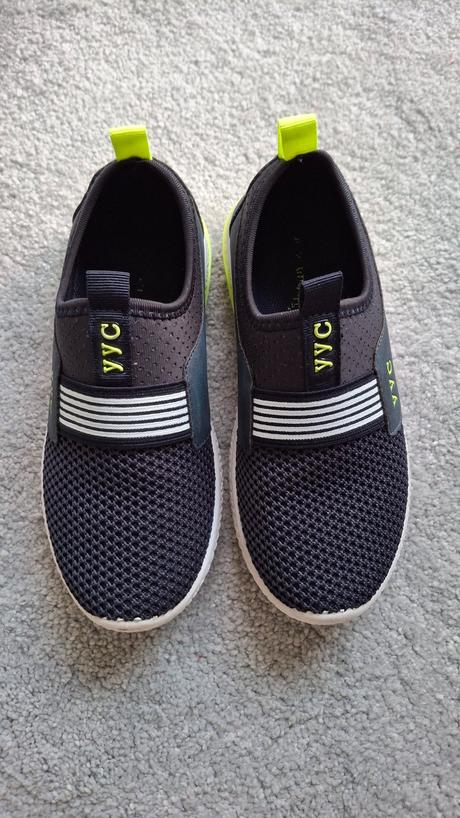 Tmavomodré našuchovacie tenisky, 31