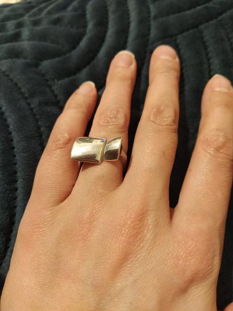 Výrazný strieborný prsteň,