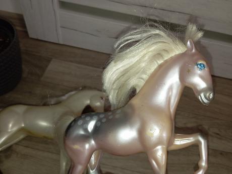 Bábika, dieťa a dva kone, 