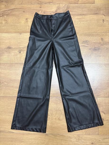 Čierne koženkové nohavice, s