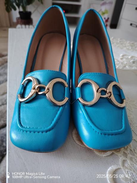 Modré poltopánky, 36