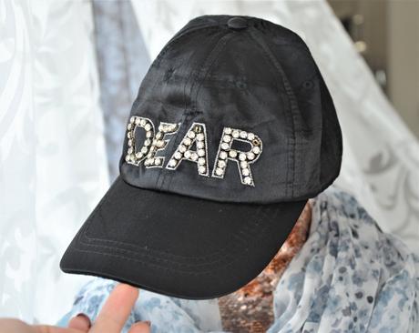 Saténová čierna šiltovka,