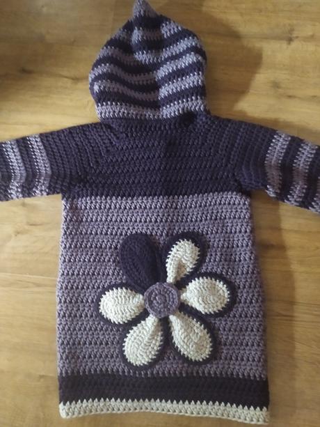 Krásny hačkovný svetrík pre malú parádnicu, 140