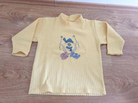 Žltý pulovrik s mackom, 110