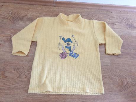 Žltý pulovrik s mackom, 110