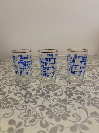 Tri vzorované poháre,