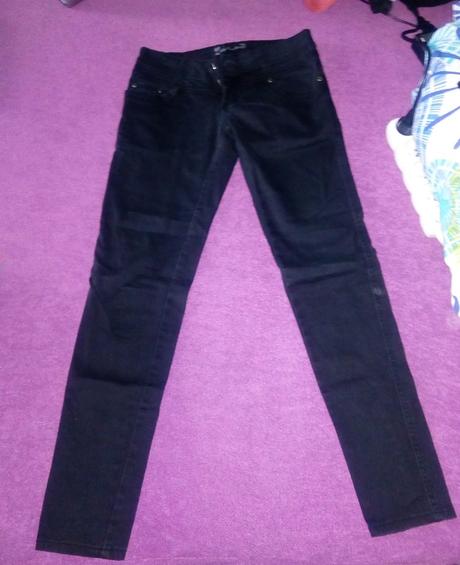 Tmavomodré rifle s aplikáciou, 34